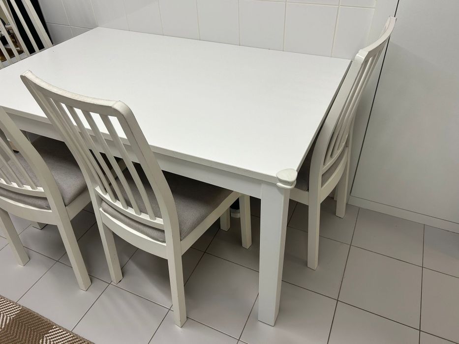 Boas tenho mesas e cadeiras para vender como novo