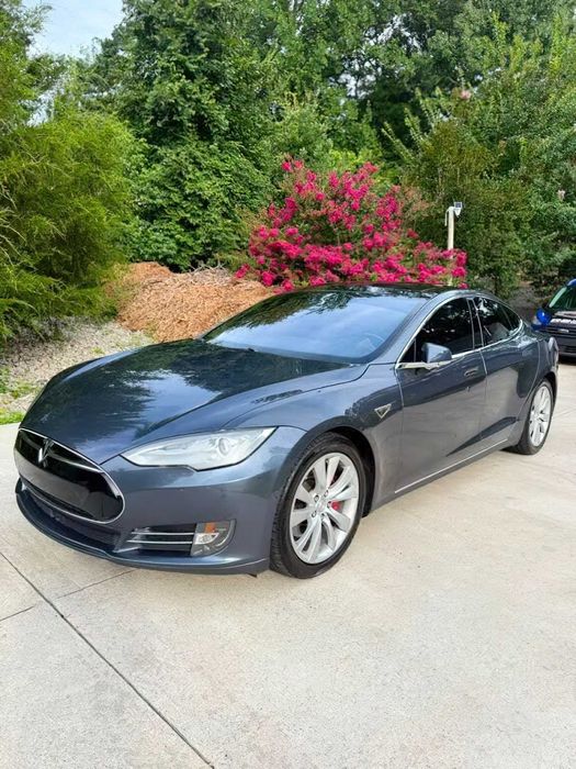 Tesla Model S P85D      2015