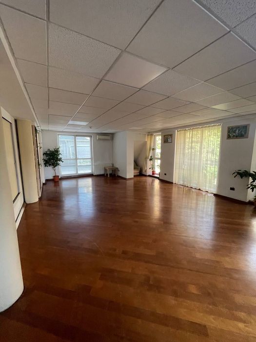 Продам Коммерческое здание в центре 1280м , с землей