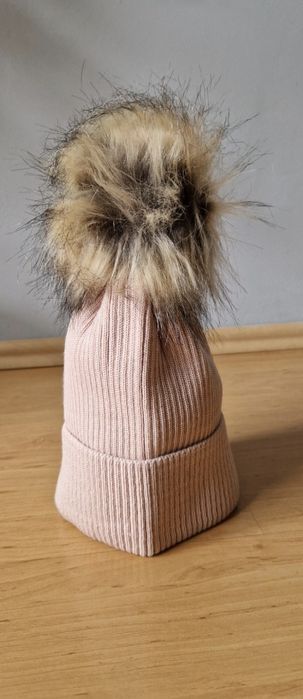 Modna zimowa czapka marki Marlu z pomponem