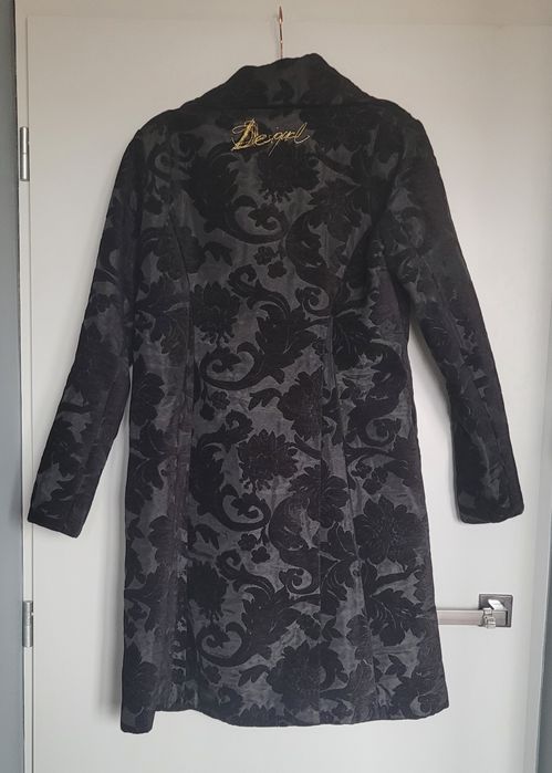 Czarny płaszcz Desigual 42 kwiaty
