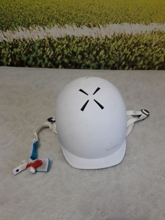 Kask dziecięcy narciarski.