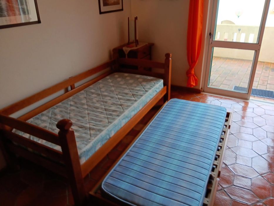 Cama e gavetão individual com colchões