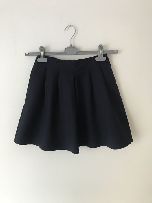 Granatowa rozkloszowana krótka spódnica Stradivarius