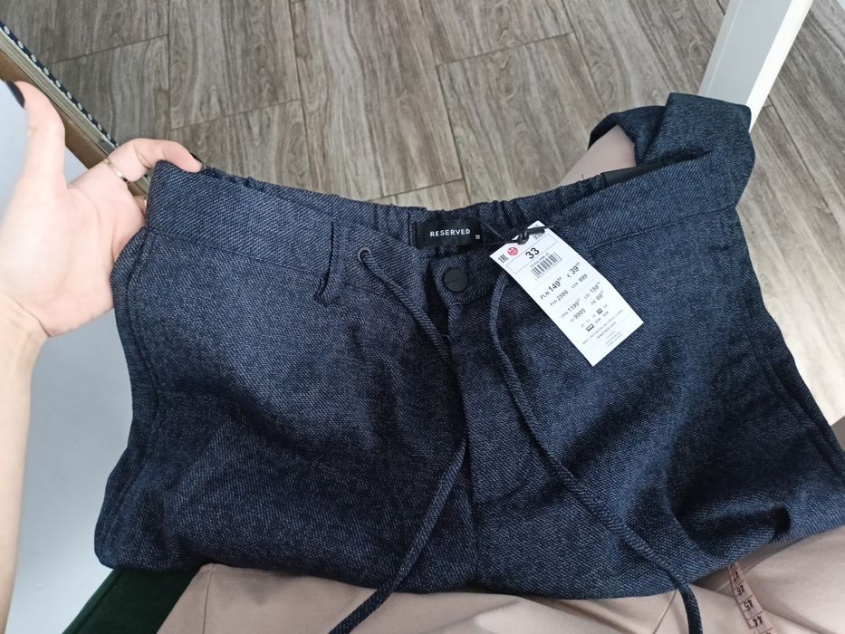 Nowe chinosy Reserved r33