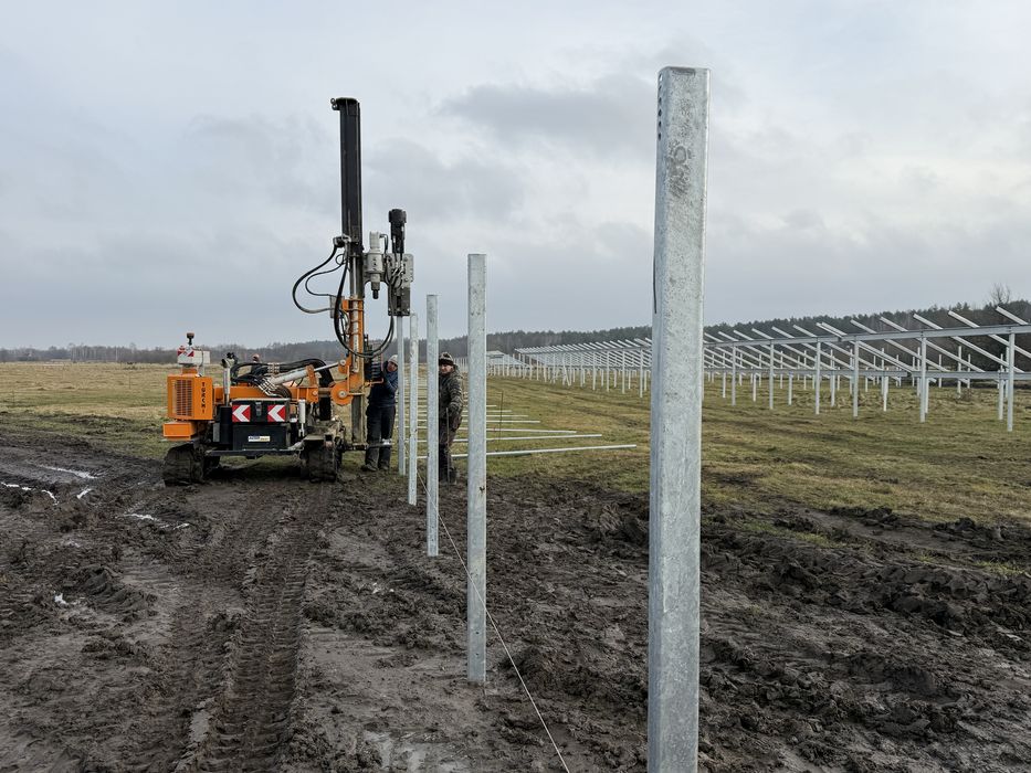 Забиваємо палі під промислові наземні сонячні станціі.