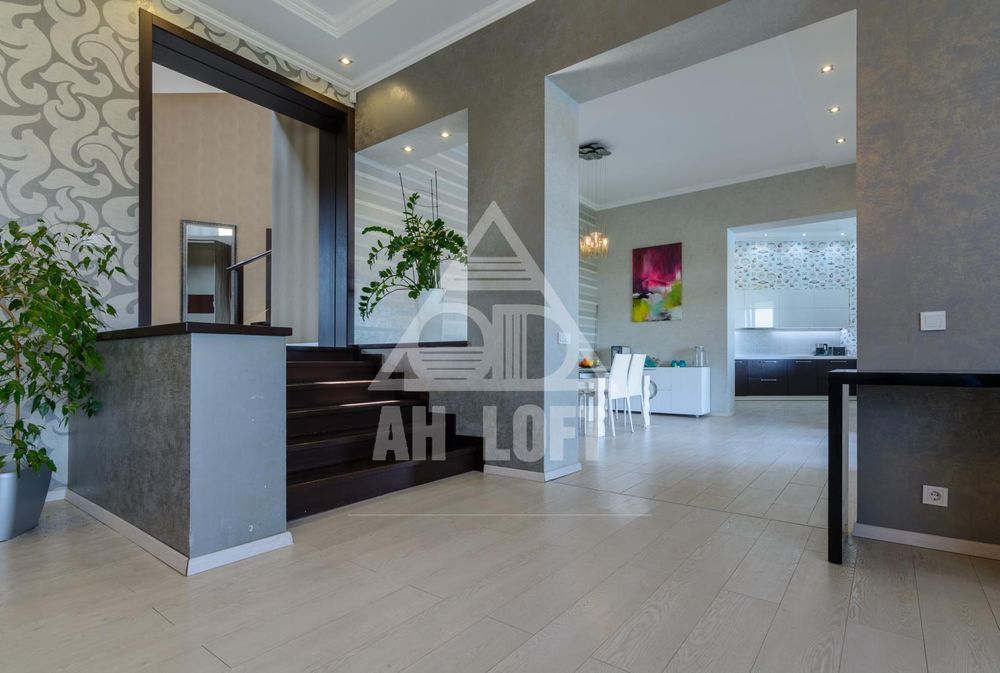 Будинок для великої родини, з басейном