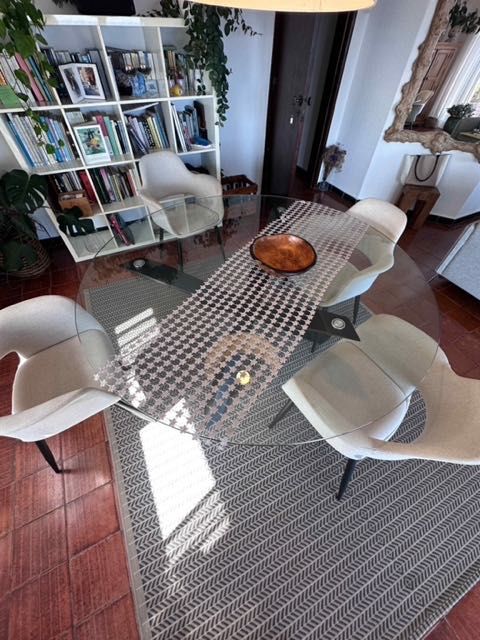 Mesa de jantar mais cadeiras