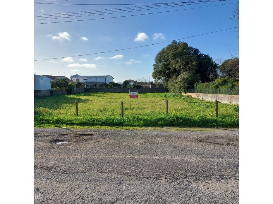 Terreno urbano com viabilidade de construção numa zona calma de Car...
