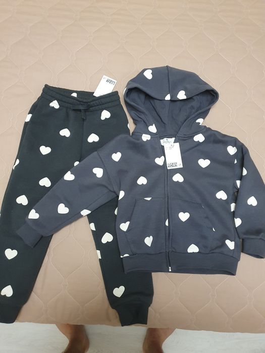 Фірмовий костюм для дівчинки H&M розмір 110/116