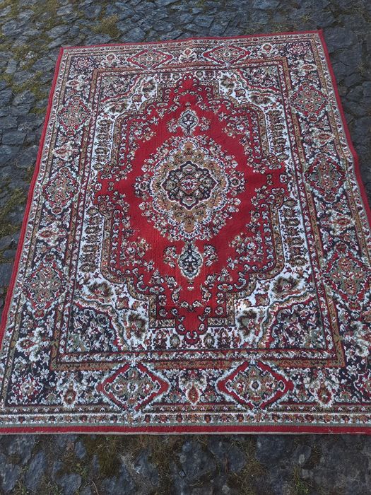 Tapetes e carpetes usados em estado razoável
