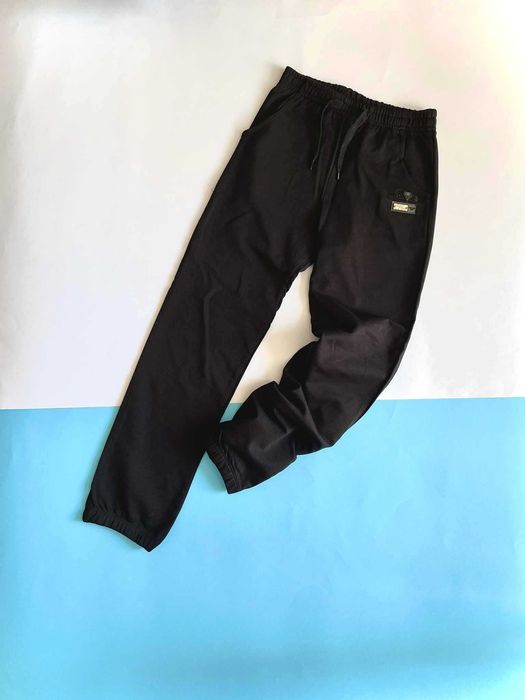 Czarne spodnie dresowe 122