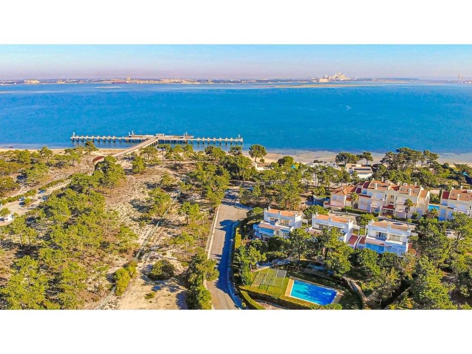 Lote para Construção de 2 Moradias de Luxo em Soltroia Rio - Peníns...