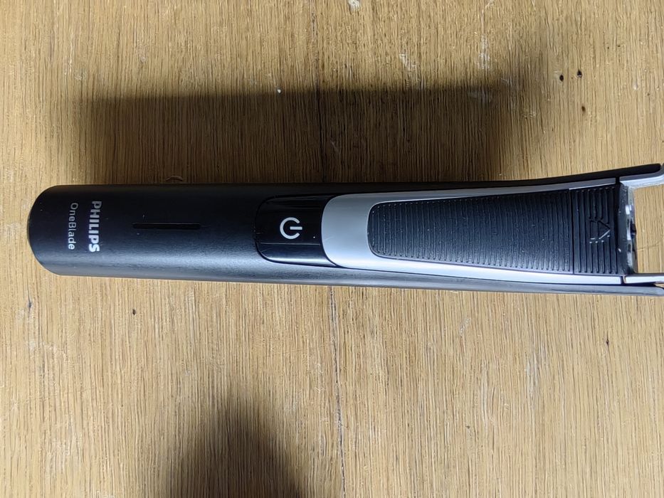 Трімер для стрижки Philips.