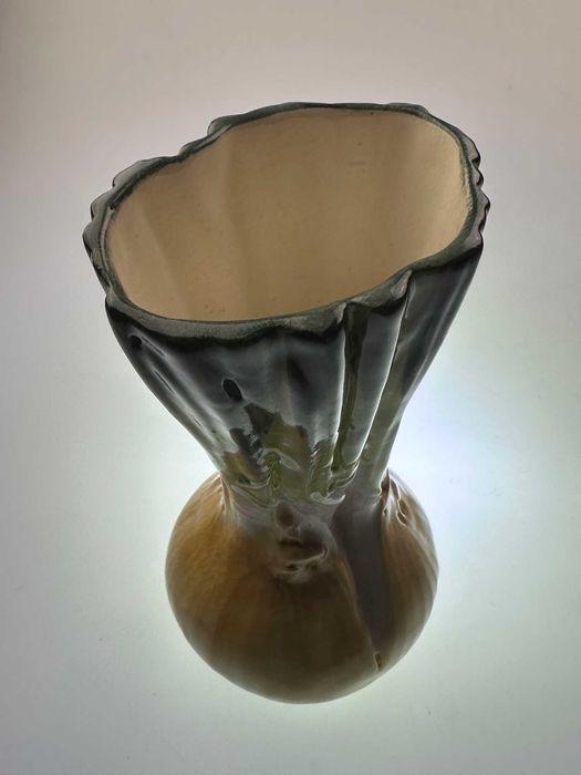Wazonik ceramika sygnowana cebulka por  wys  13 cm