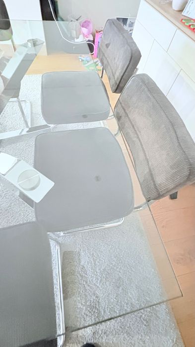 Mesa de jantar quadrada 150x150 em vidro e 8 cadeiras.