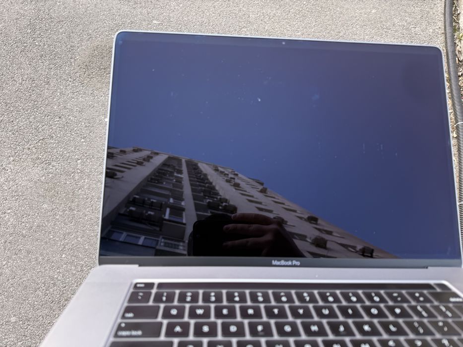 Macbook Pro A2141 16inch 2019 i9/32/1tb/5500m 8gb ДЕФЕКТ