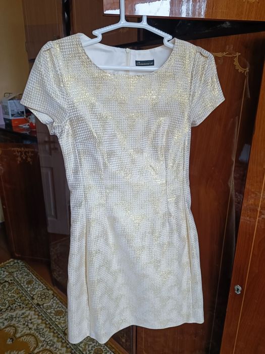 Жіноче плаття з золотою люрексною ниткою, розмір 38