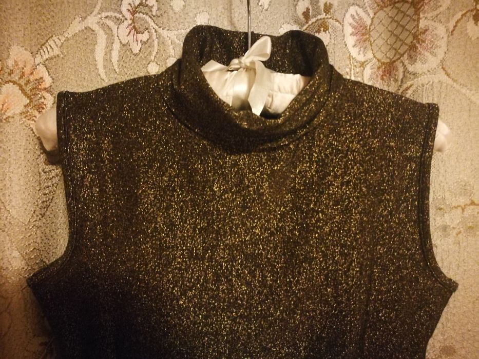 Elegancki golfik bez rękawów złocony