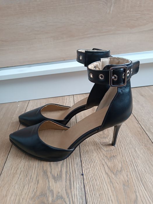 Czarne czółenka z paskiem