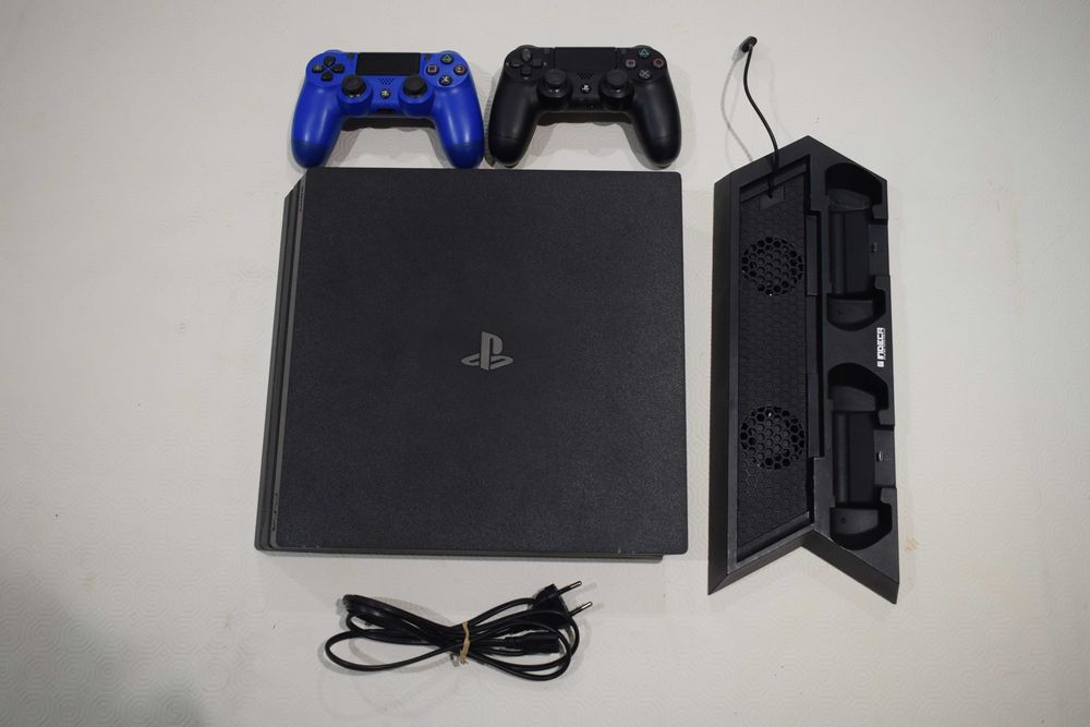 PS4 Pro (1TB) +  2 Comandos + Suporte + EAFC 25