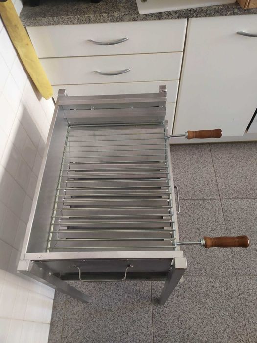 assador 60x40 com pernas desmontaveis, equipado com grelha e tabuleiro