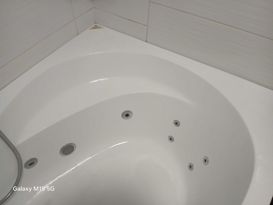 Wanna narożna z hydromasażem