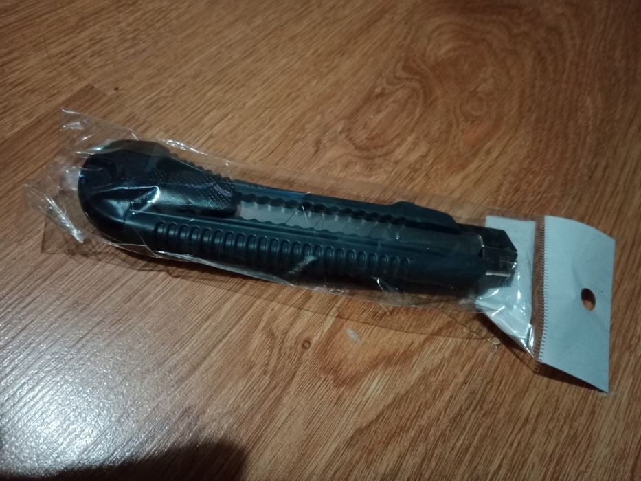 Nóż wysuwany do tapet warsztatowy