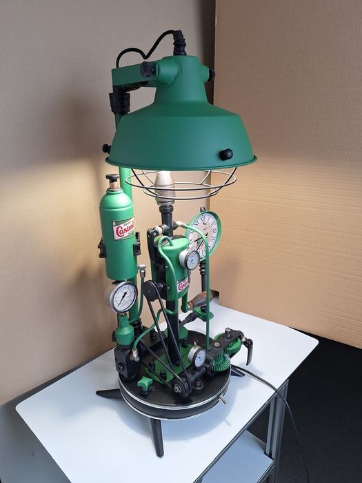 Lampa loft retro ze starą wiertarką I zegarem