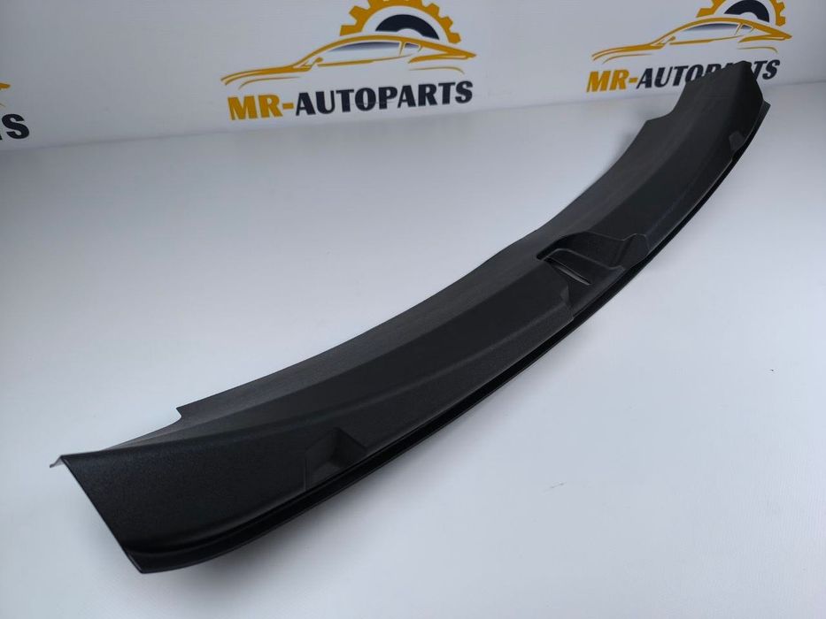 Накладка отвору заднього багажника Tesla Model 3 1086315-00-E
