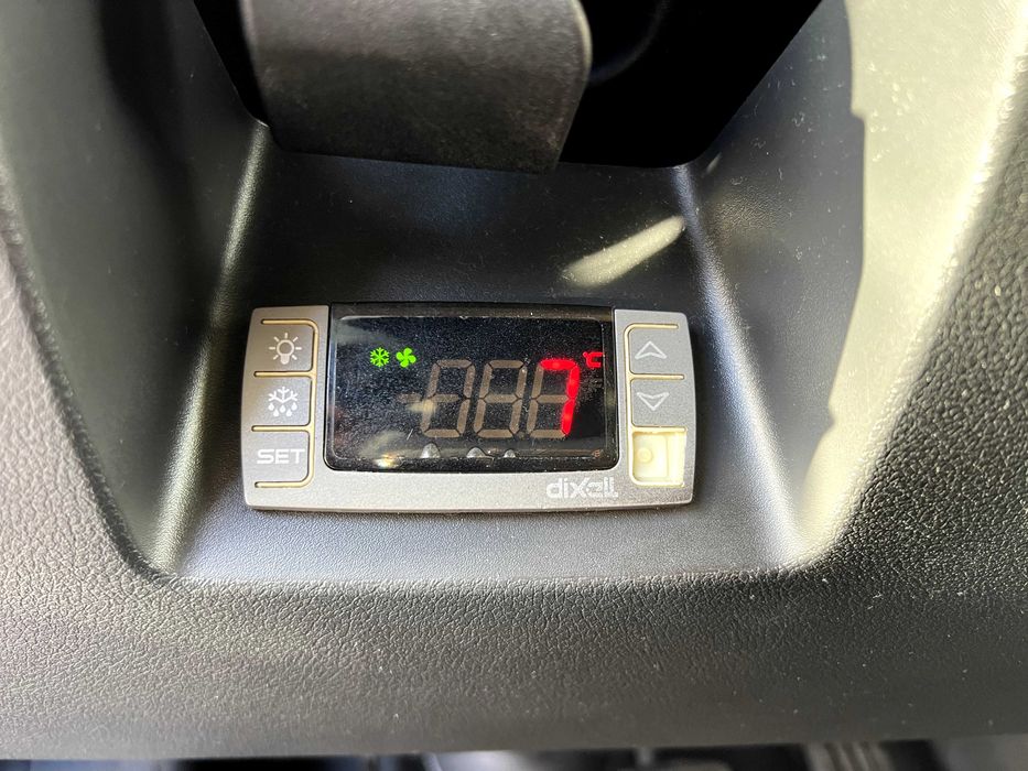 RENAULT TRAFIC LONGA COM REFRIGERAÇÃO DE PARQUE