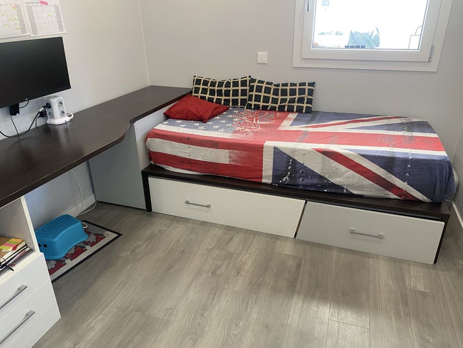 Cama e secretaria rapaz