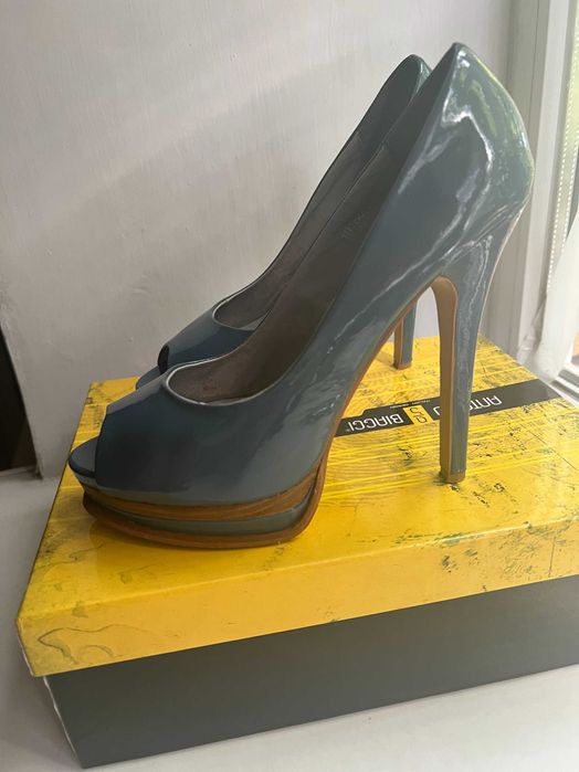 продам лакові туфлі