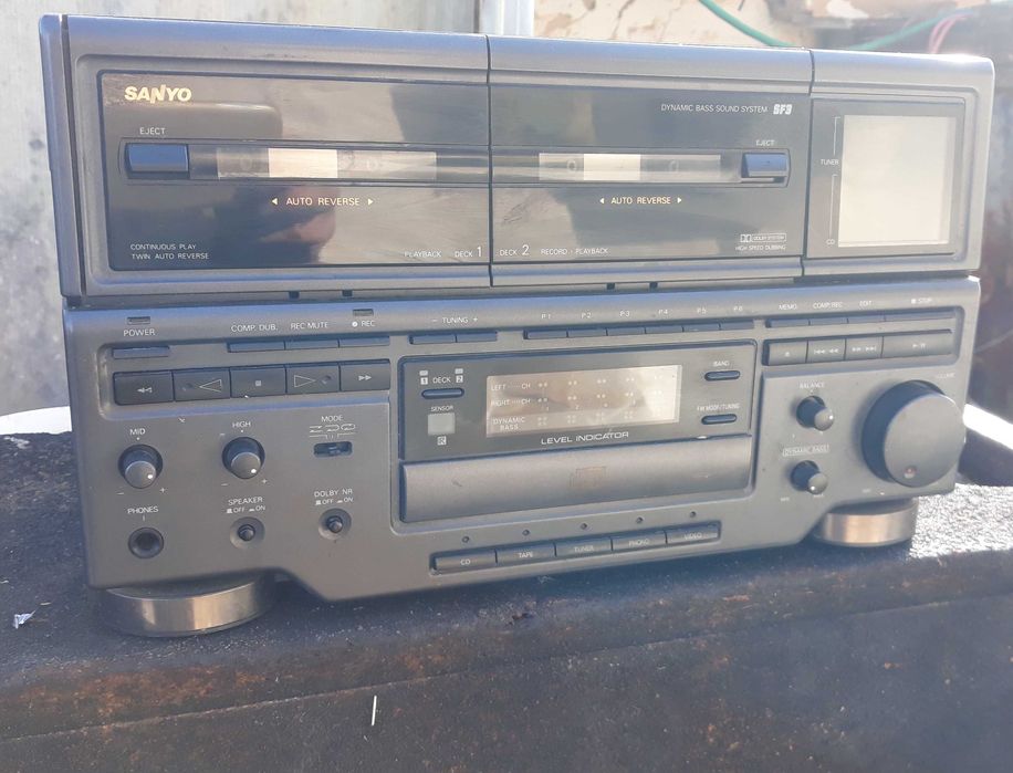 Sanyo DC-SF3LO двухкассетный магнитофон\ FM-AM радио\усилитель и cd