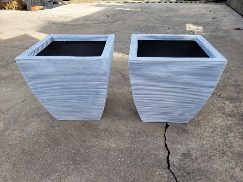 Vasos de latão lacados de branco