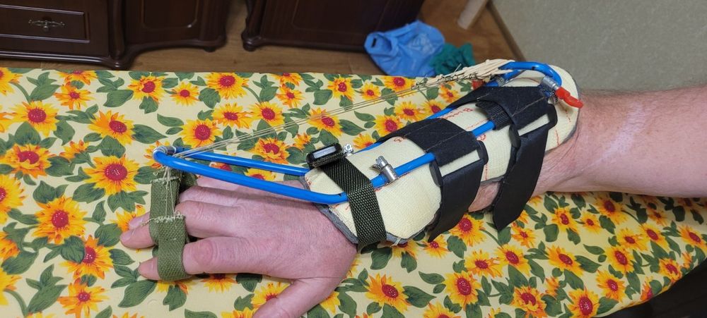 Устройство для разработки пальцев.  Разработка кисти руки.  Шина.