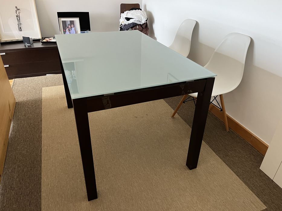 Vendo mesa extensivel (125/180cm)em vidro fosco e wengue.