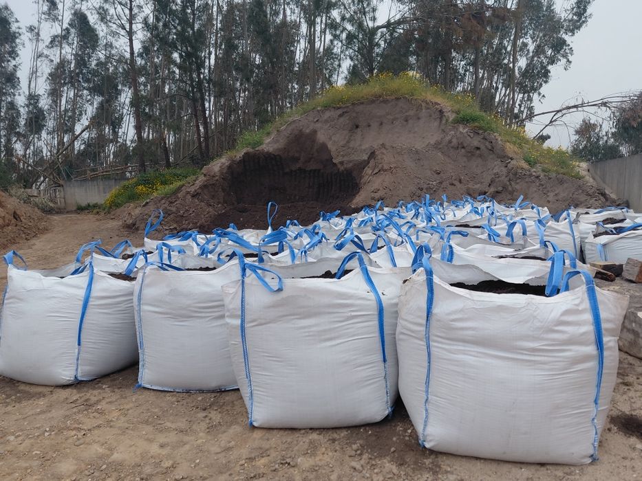 Terra preta crivada em bigbag