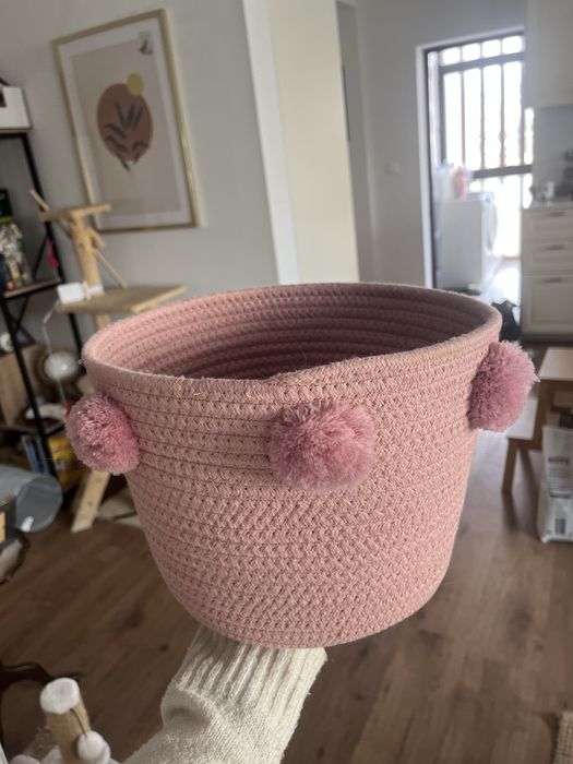 Cesto cor-de-rosa com pompom