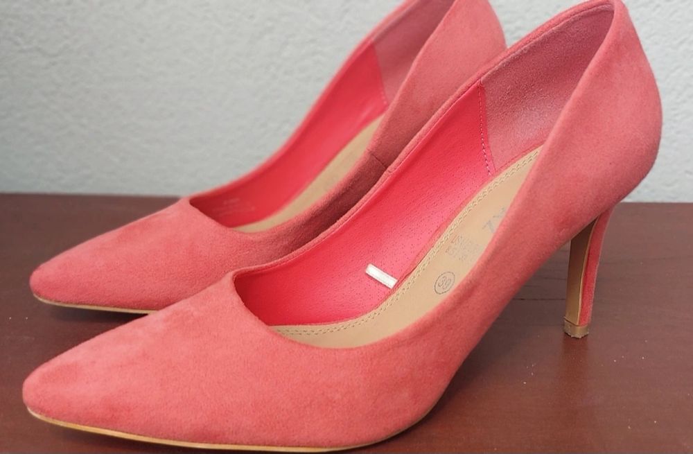 Sapato salto alto camurça.