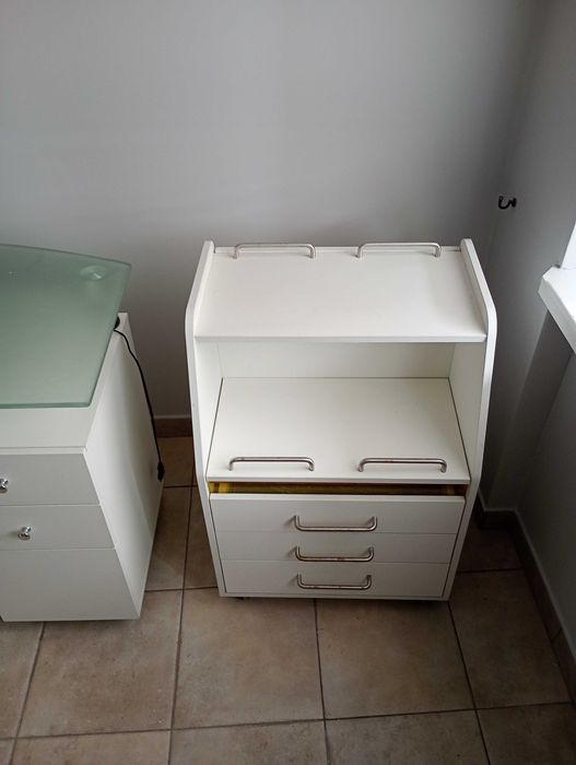 Biurko kosmetyczne wyposażenie zakladu