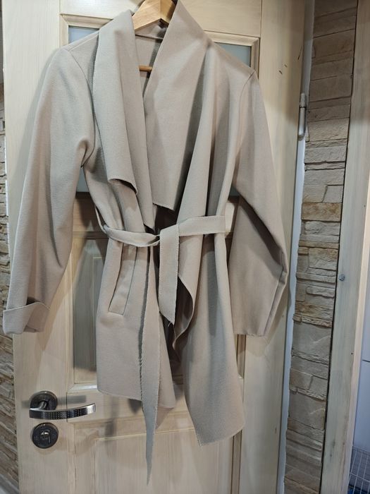 Piękny krótki płaszczyk na wiosnę