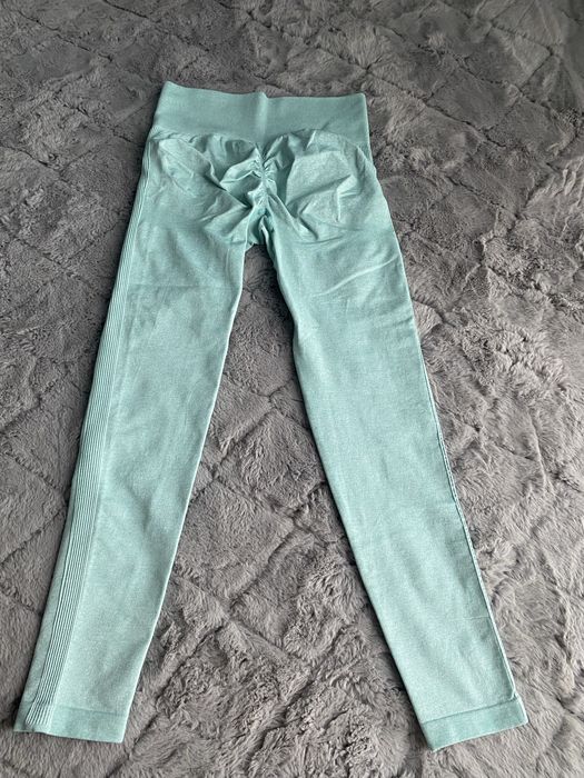 Legginsy sportowe ze szwem podkreślającym pośladki