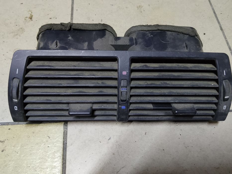 BMW X3 e53 środkowa kratka nawiewu