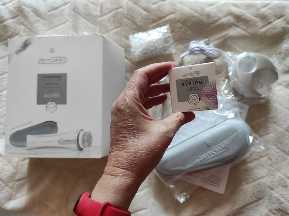 Прилад для омолодження обличчя. Щітка для якісного вмивання