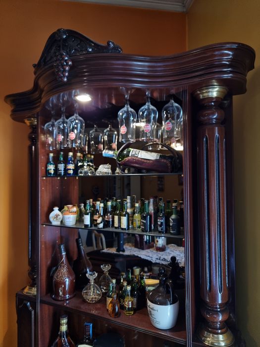 Bar de canto em madeira escura c/banco