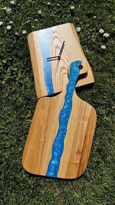 Zegar i deska do krojenia.  Zestaw do kuchni.