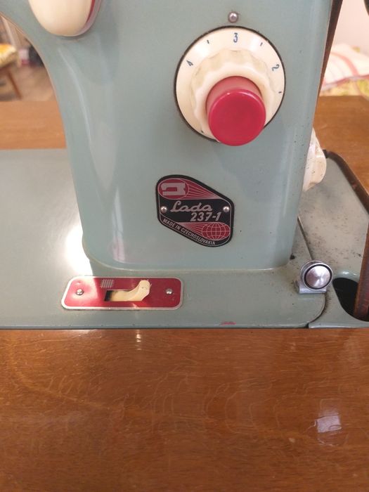 Швейна машинка "Лада" 237-1