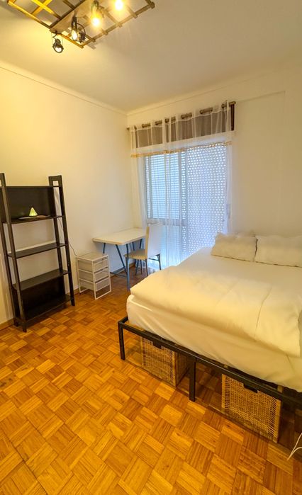 Quarto disponível na Moita.