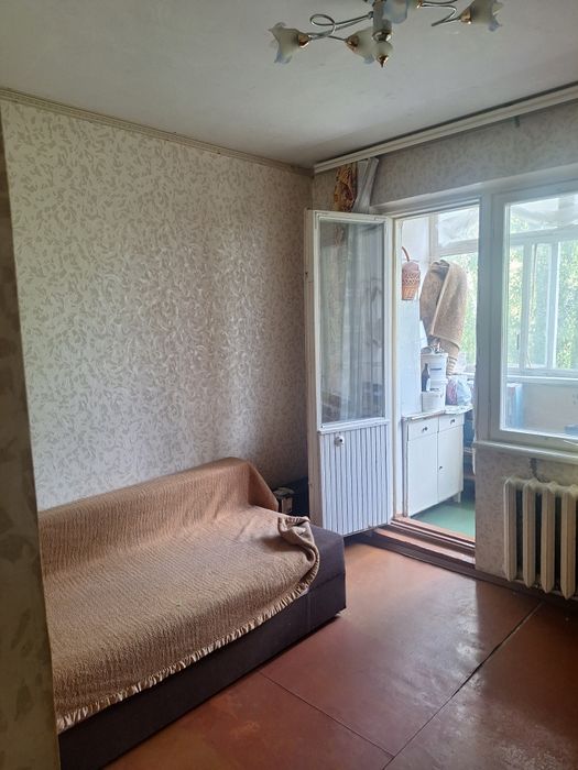 Продам трикімнатну  квартиру на Леваневського